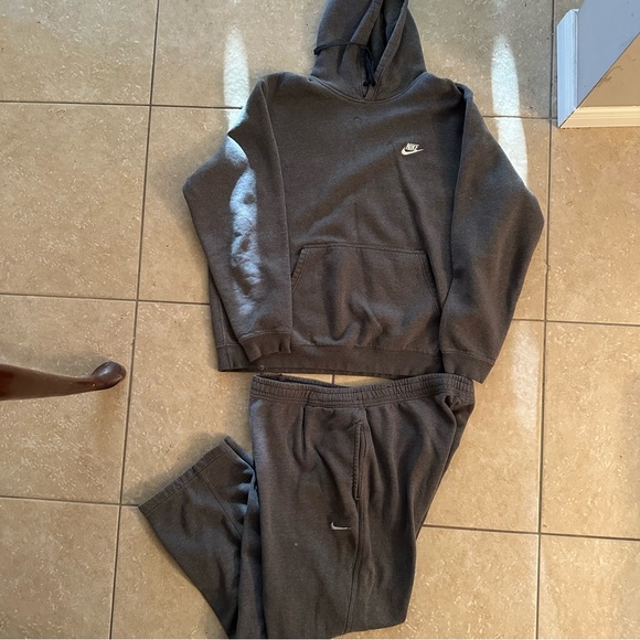 MEN 2PC NIKE HOODIE & JOGGERS WITH BACK POCKET SIZE 2XL SEE PIC FOR STAIN ON JAC - Picture 1 of 4